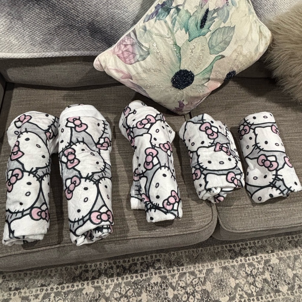 Hello Kitty Plush Throw Blanket - White with Pink Accents (5) blanket bundle
